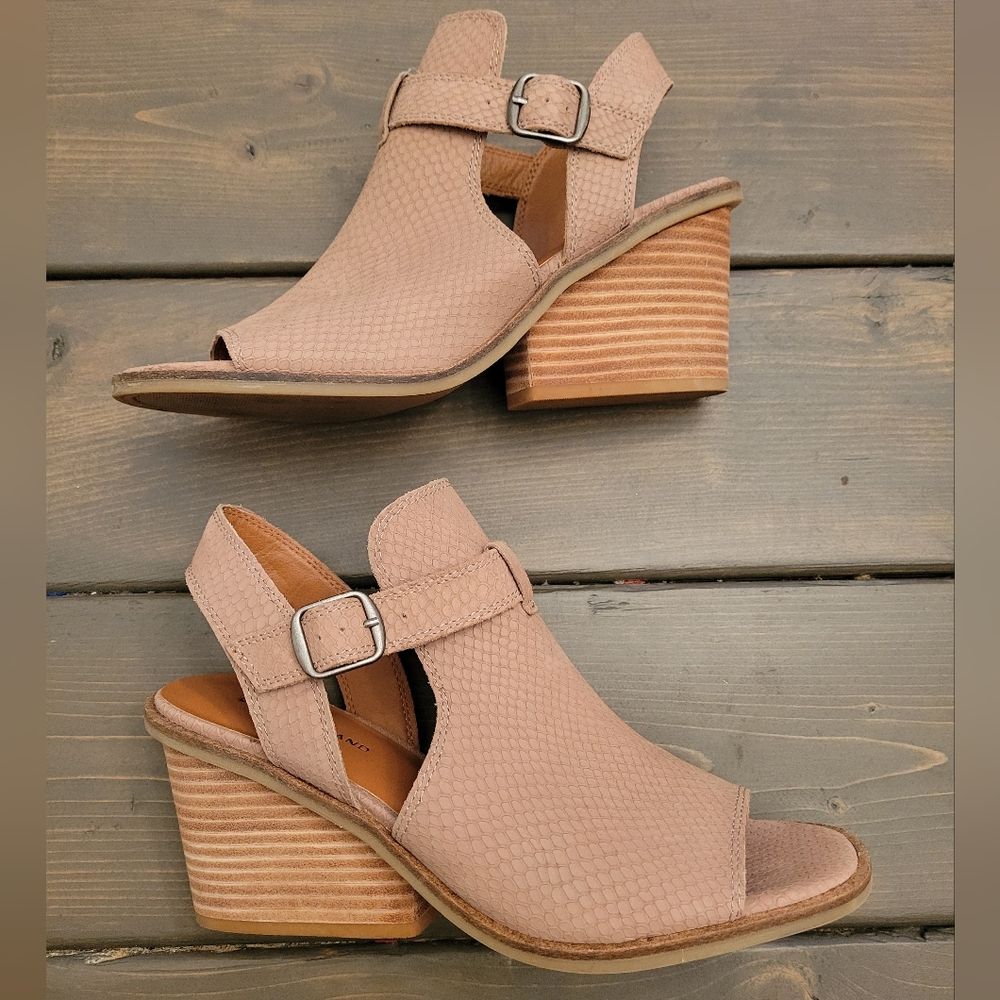 Lucky Brand Tan Sandals